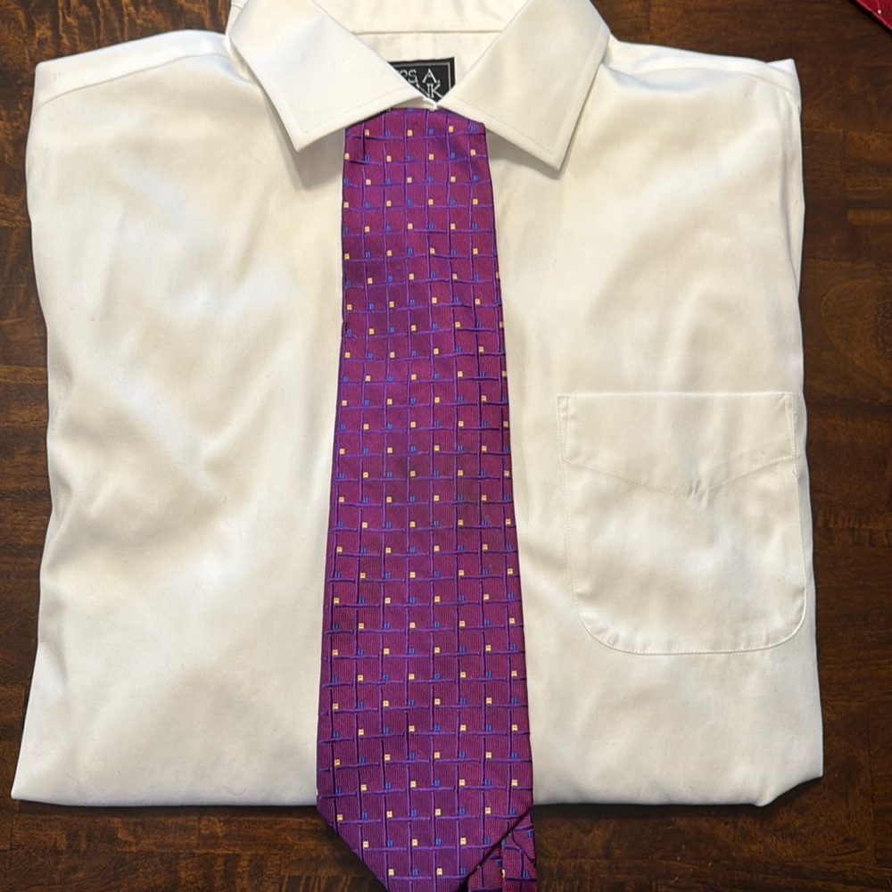 (015) Beautiful, like new, men’s tie by Geoffrey Beene. 100% silk. Beautiful!